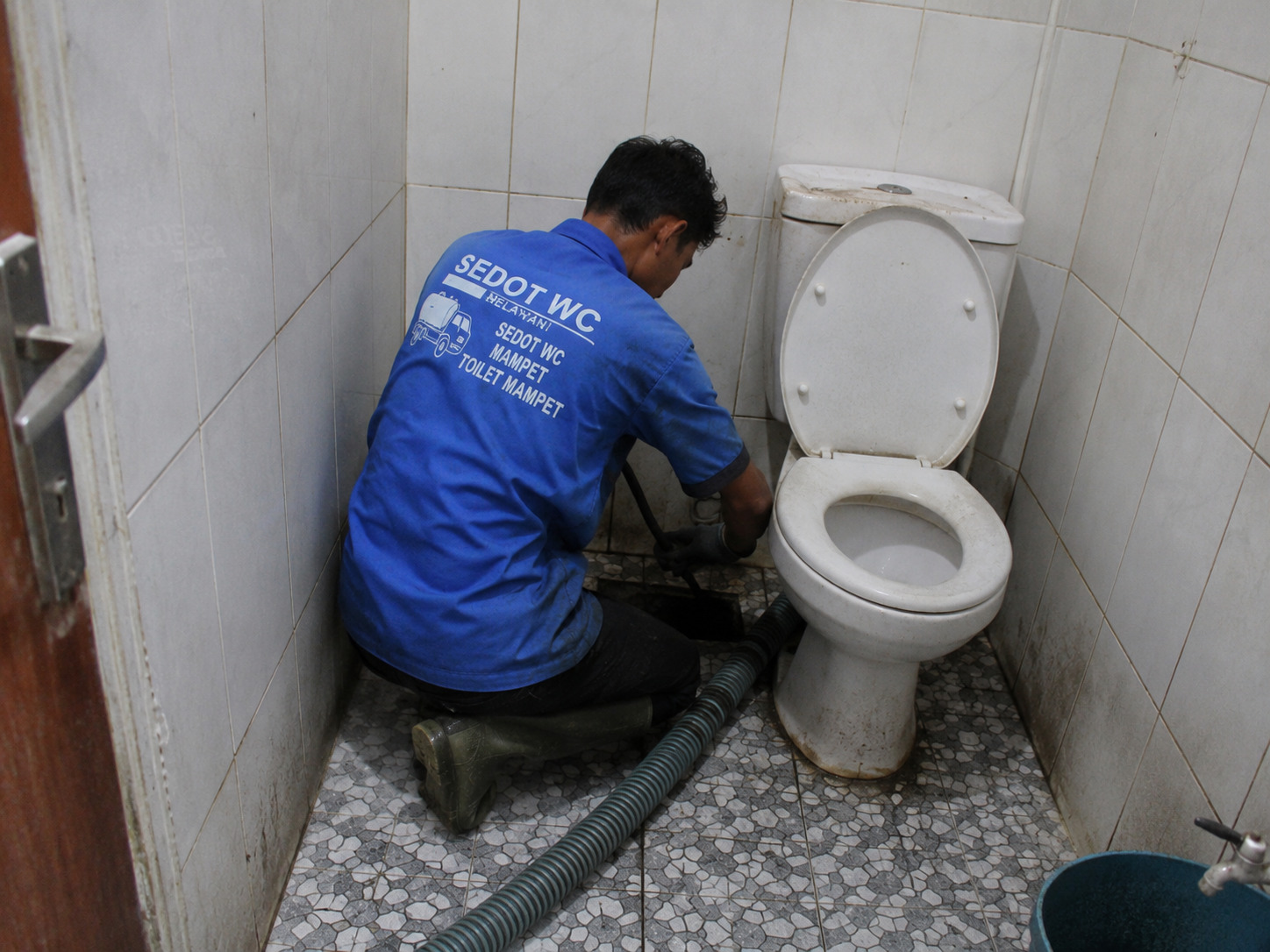 Dokumentasi proses sedot WC 1