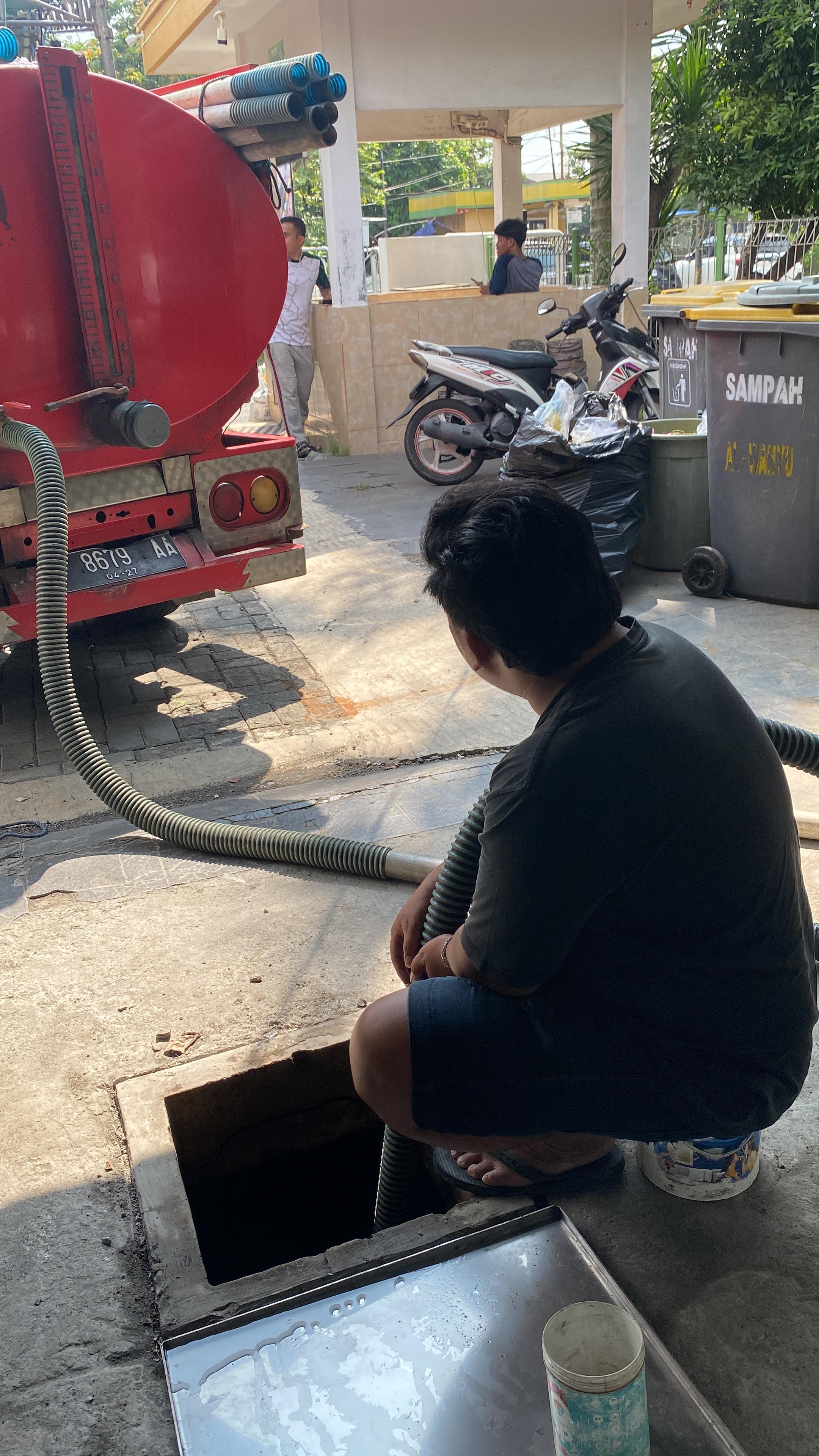 Dokumentasi proses sedot WC 2