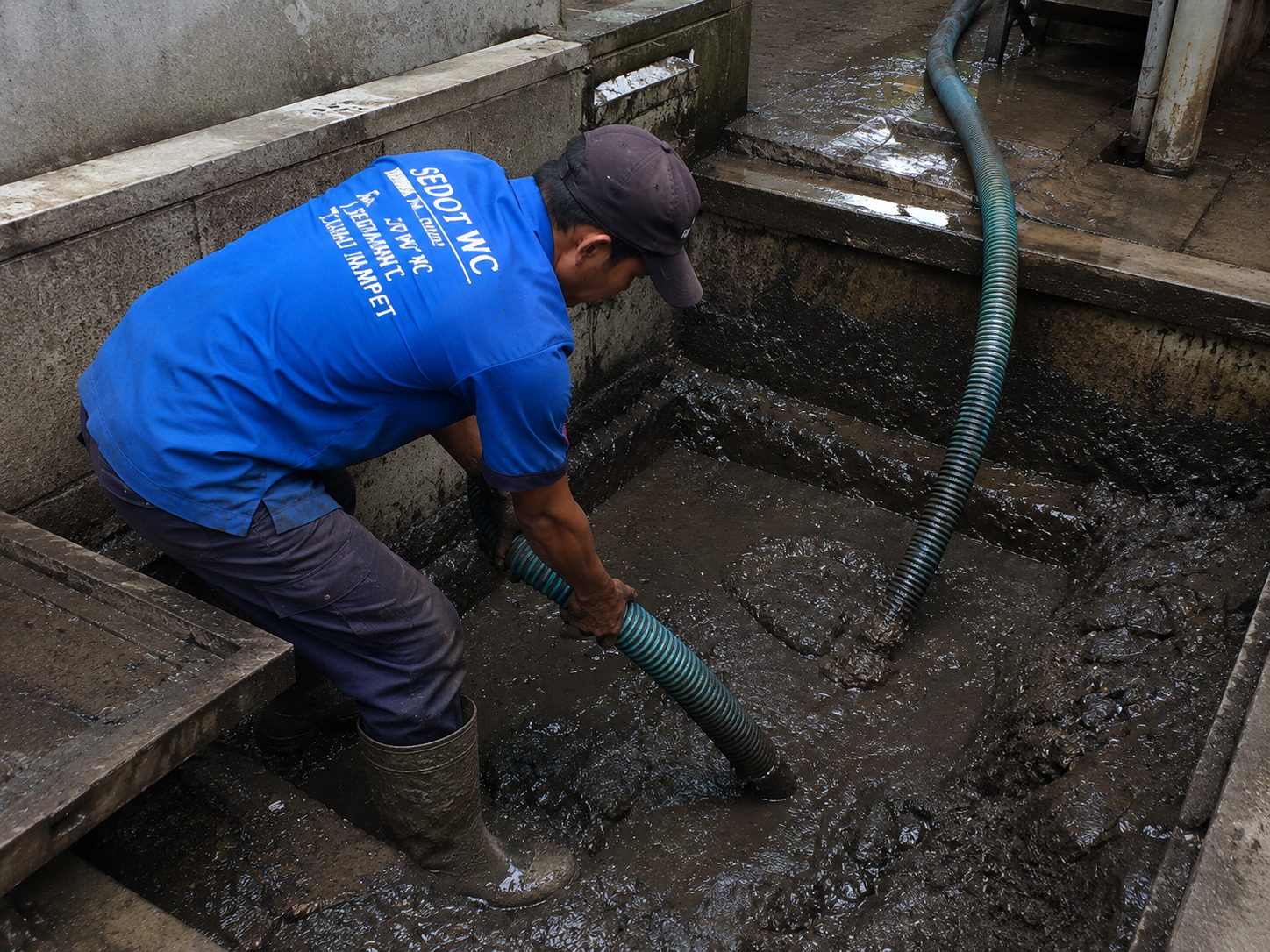 Dokumentasi proses sedot WC 8